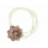 Pulsera con tres vueltas de agatas blancas y flor color cobre con acabado glitter de la colección Miña Xoia - 2-714C