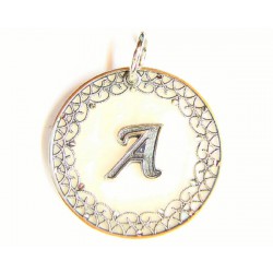 Colgante de plata y fondo de nacar con filigrana y letra A.  - 6-391B