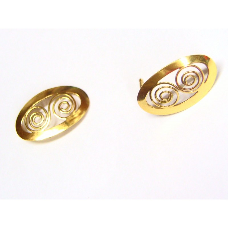 Pendientes oro con forma oval y cierre de presión.