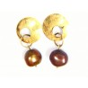Pendientes oro con perla en color chocolate y cierre de presión.2P/00788
