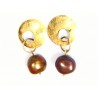 Pendientes oro con perla en color chocolate y cierre de presión