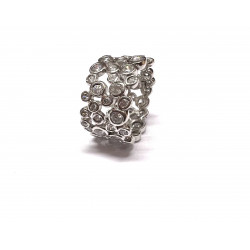 Anillo de plata con circonitas blancas.