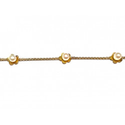 Pulsera oro tres flores con perlas blancas.