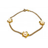 Pulsera oro tres flores con perlas blancas.