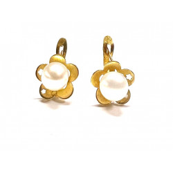 Pendientes oro con diseño de flor con perla blanca y cierre catalán.
