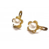 Pendientes oro con diseño de flor con perla blanca y cierre catalán.