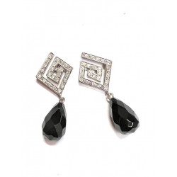 Pendientes largos de oro blanco con circonitas y ónix 804408
