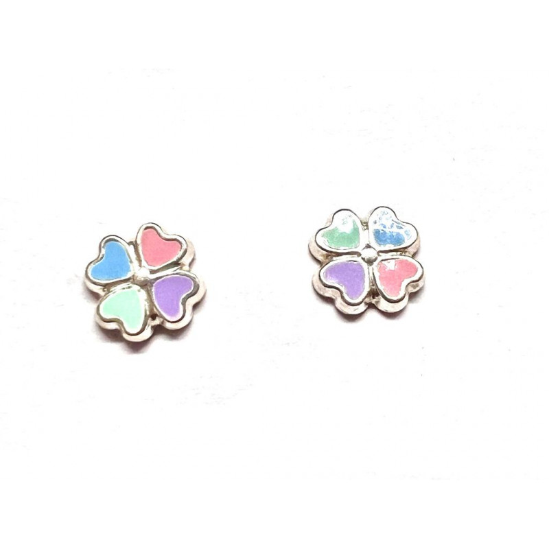 Pendientes plata flor con pétalos en forma de corazón.