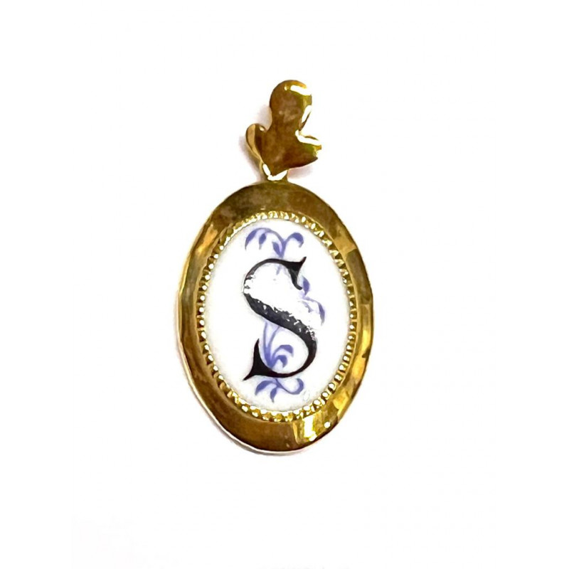 Colgante de oro y porcelana letra