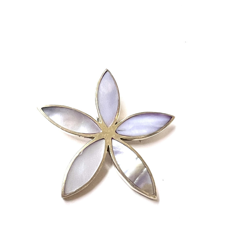Colgante flor con cinco pétalos nácar