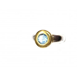 Anillo de oro bicolor con pieza central redonda con una  aguamarina