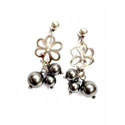 Pendientes plata flor y perlas grises.