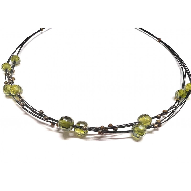 Collar corto con olivinas verdes facetadas y engastadas en hilo de acero en color negro  con grupos de pequeñas bolas do - CONV1