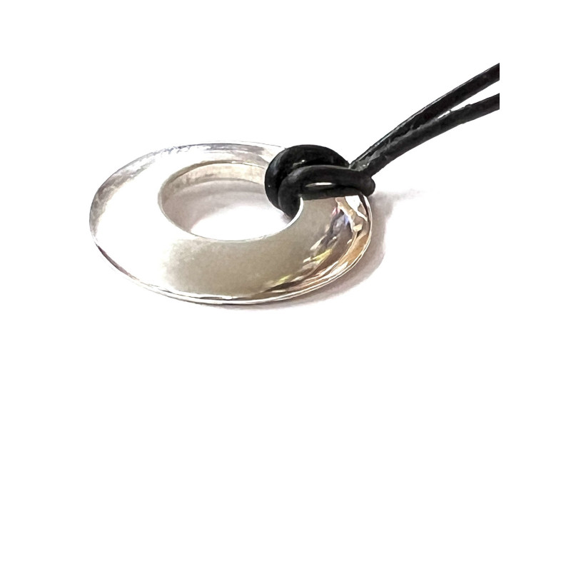 Colgante redondo plata con cordón negro