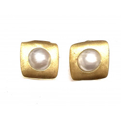 Pendientes oro cuadrados acabado mate con perla blanca y cierre omega  - 8517