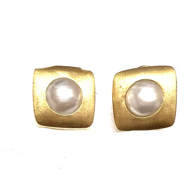 Pendientes oro cuadrados acabado mate con perla blanca y cierre omega - 8517
